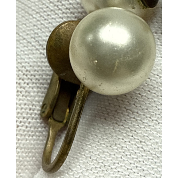 Vintage Richelieu Faux Pearl Huggie Clip On Earrings Gold Metal Brass Read - Picture 12 of 12